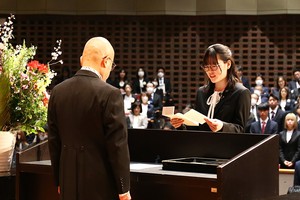 宣誓する学部入学生代表