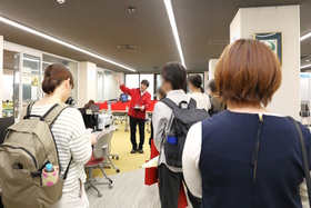 施設見学（附属図書館）